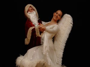 Engel Tanja und der Weihnachtsmann in Tanzhaltung